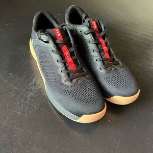 TYR CXT-1 Trainers black/gum